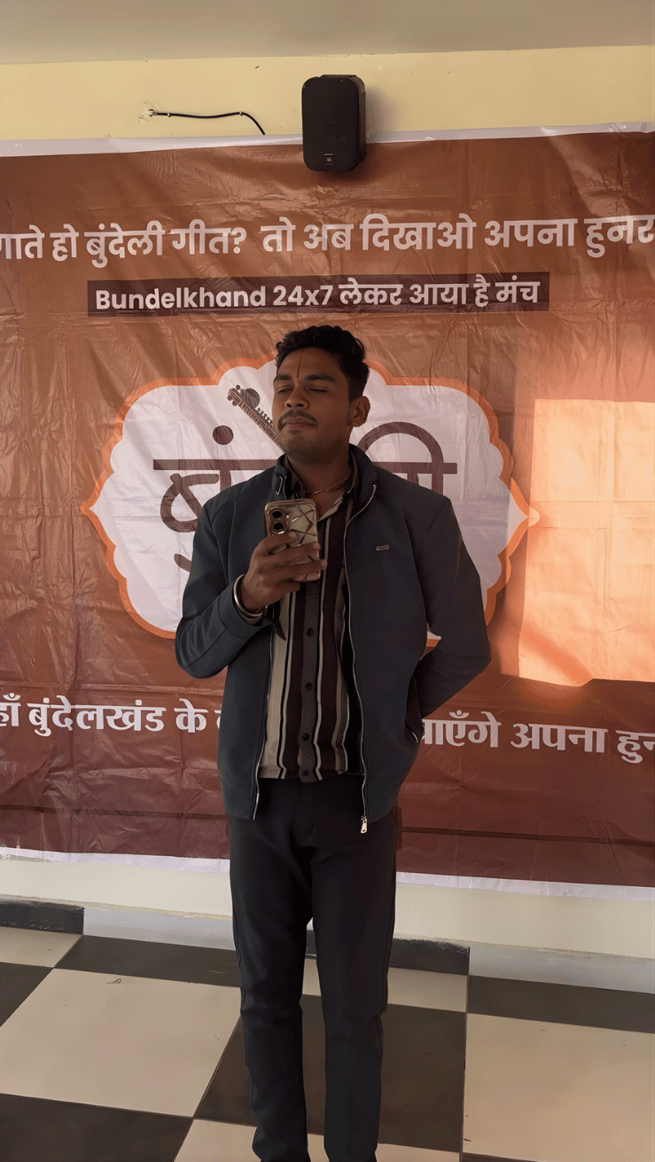 Participant speaking at a Bundeli Bawra indoor cultural event
